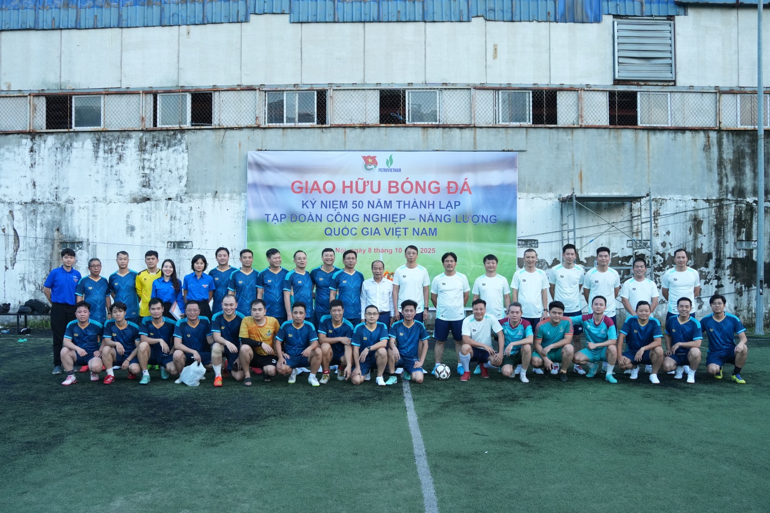 Tập thể hai đội bao gồm đội Lãnh đạo các đơn vị (áo xanh) và Lãnh đạo Tập đoàn (áo trắng)