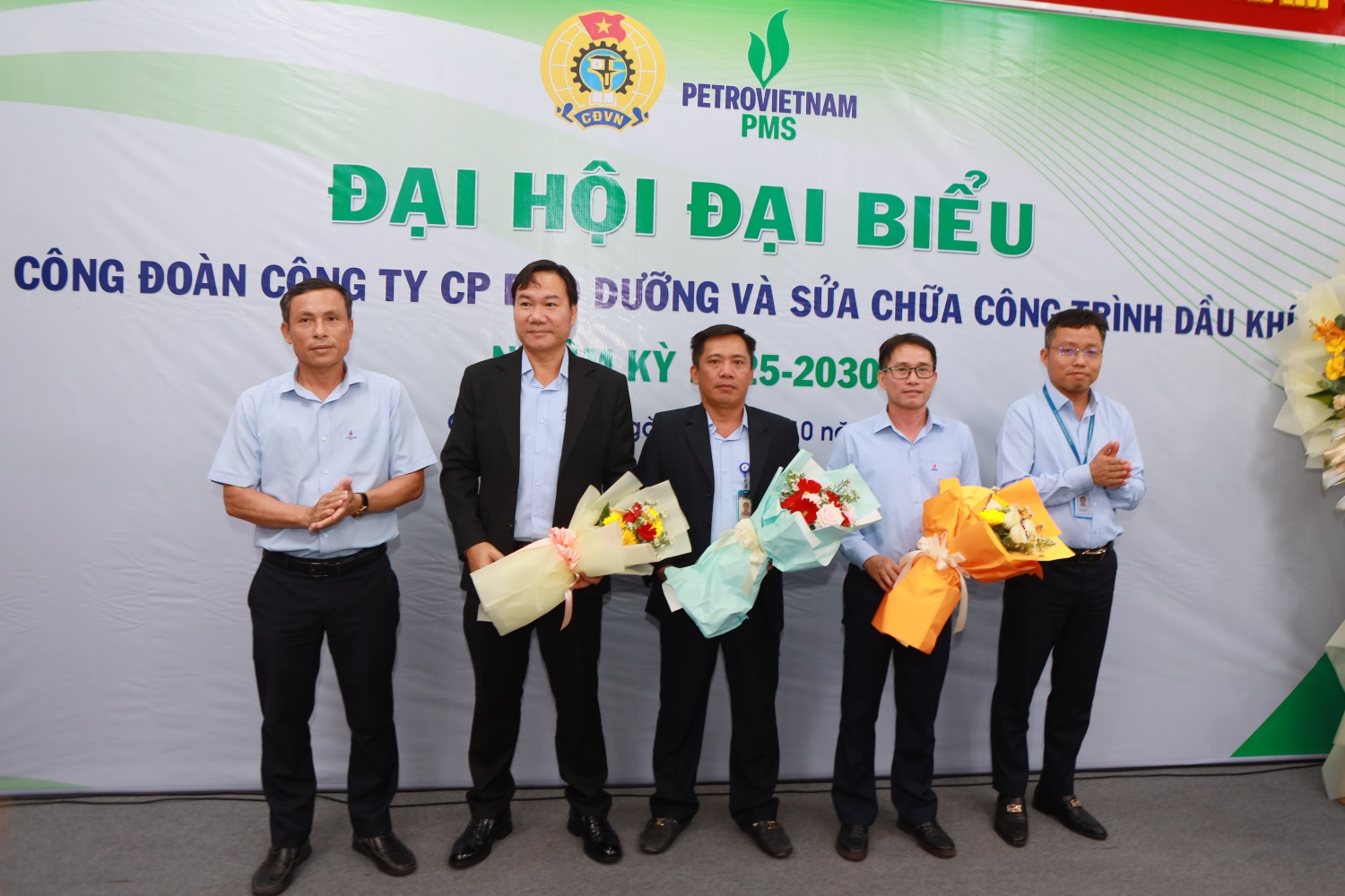 Đại diện Công ty PMS tặng hoa tri ân các đồng chí không tái cử trong Ban Chấp hành Công đoàn PMS nhiệm kỳ 2025 – 2030.