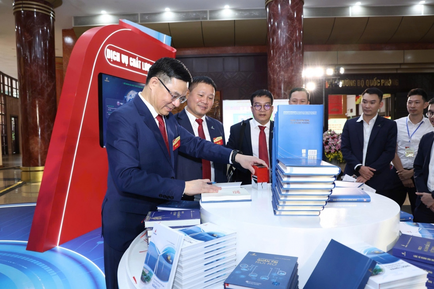 Sách “Quản trị Biến động và Khủng hoảng” được vinh danh tại Tuần lễ Doanh nhân và Sách năm 2025