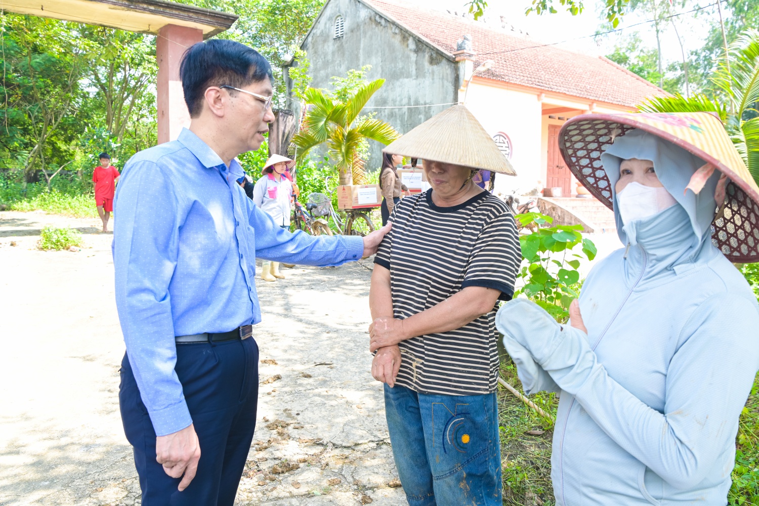 [Chùm ảnh] Petrovietnam hỗ trợ tỉnh Thái Nguyên khắc phục hậu quả của cơn bão số 11