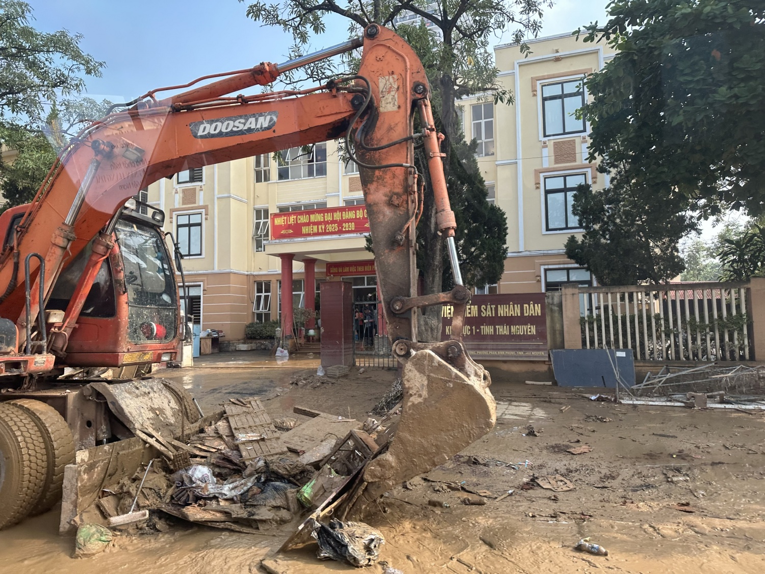 [Chùm ảnh] Petrovietnam hỗ trợ tỉnh Thái Nguyên khắc phục hậu quả của cơn bão số 11