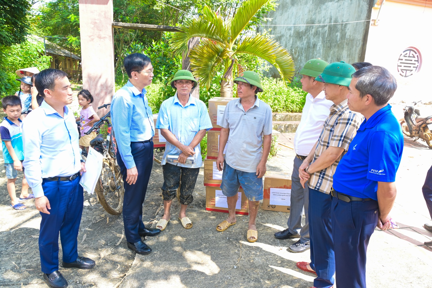 Nghĩa tình Petrovietnam - Sẻ chia cùng bà con vùng lũ Thái Nguyên