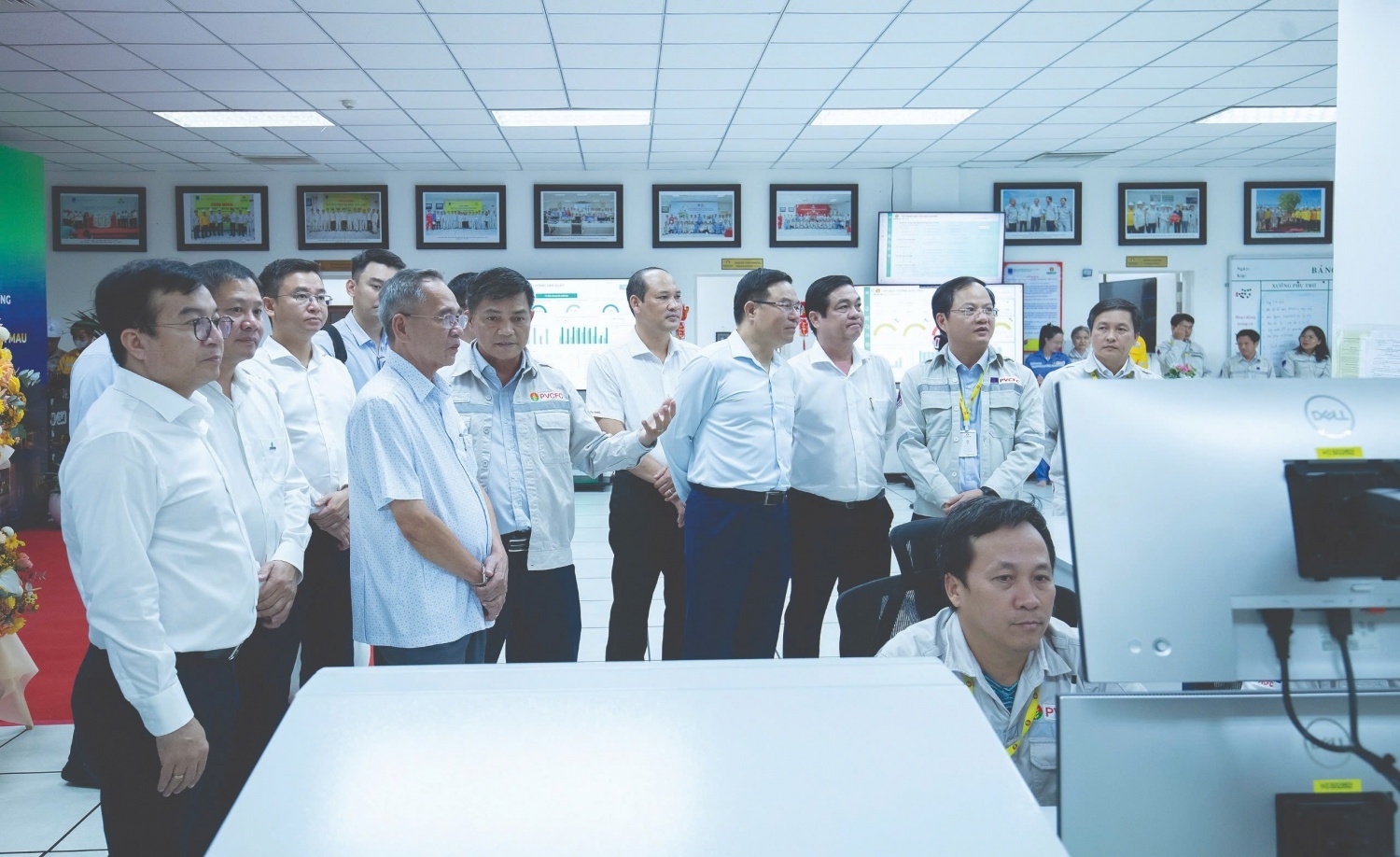 Lãnh đạo Petrovietnam nghe giới thiệu về quy trình vận hành nhà máy thông minh - Nhà máy Đạm Cà Mau Lãnh đạo Petrovietnam nghe giới thiệu về quy trình vận hành nhà máy thông minh - Nhà máy Đạm Cà Mau