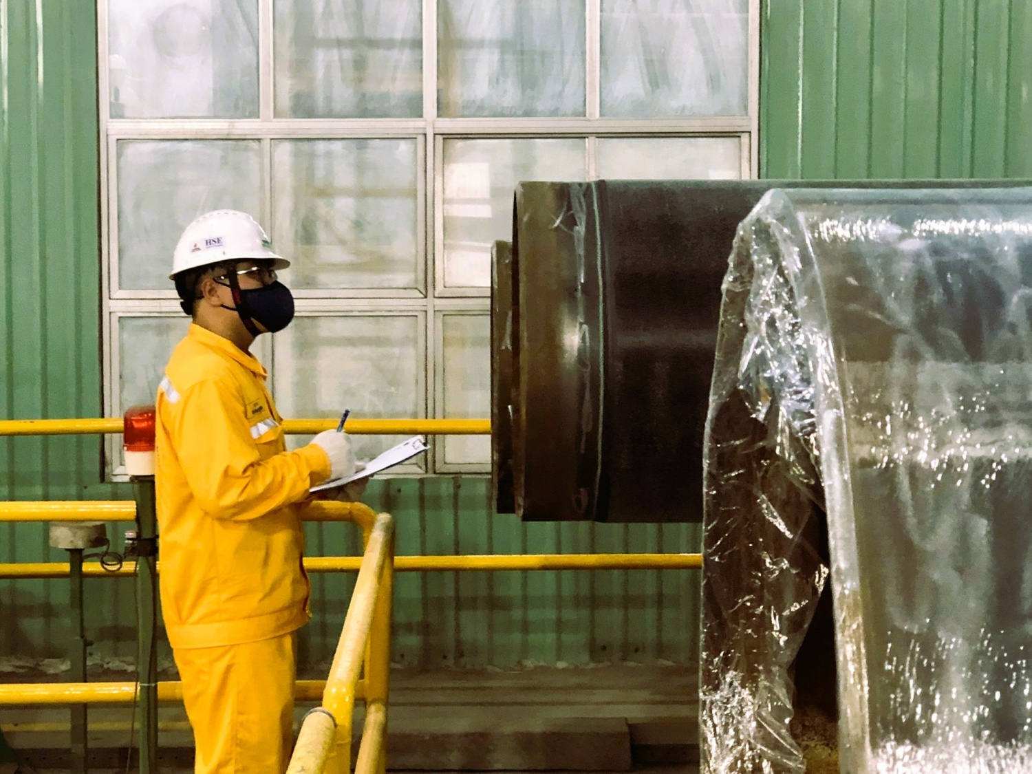 Kỹ sư PV GAS COATING thực hiện các khâu kiểm tra sản phẩm Kỹ sư PV GAS COATING thực hiện các khâu kiểm tra sản phẩm