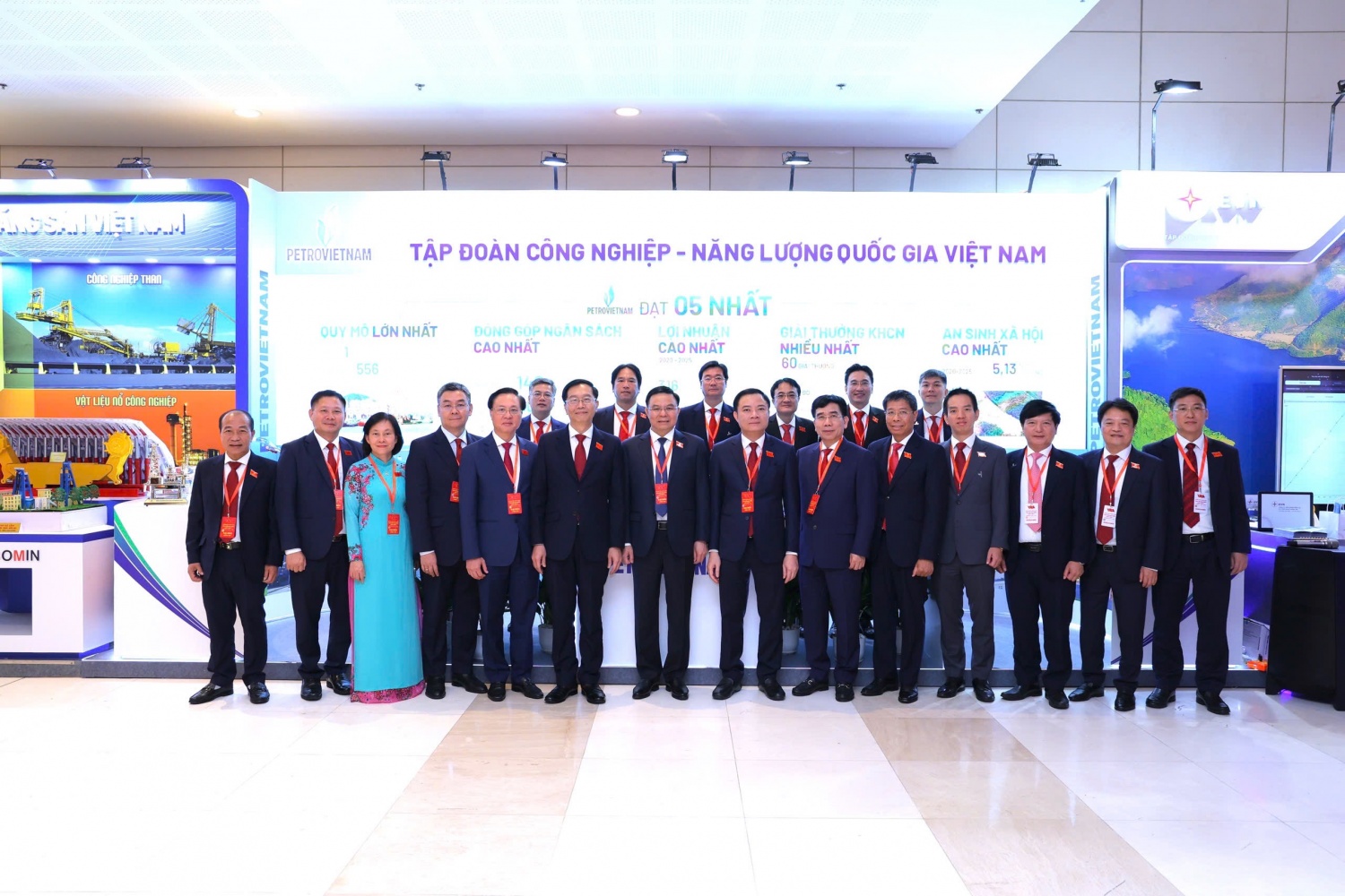 Đại hội Đảng bộ Chính phủ lần thứ I: Đoàn kết, kỷ cương - Dân chủ, đổi mới - Đột phá, phát triển - Gần dân, vì dân Đại hội Đảng bộ Chính phủ lần thứ I: Đoàn kết, kỷ cương Dân chủ, đổi mới - Đột phá, phát triển - Gần dân, vì dân