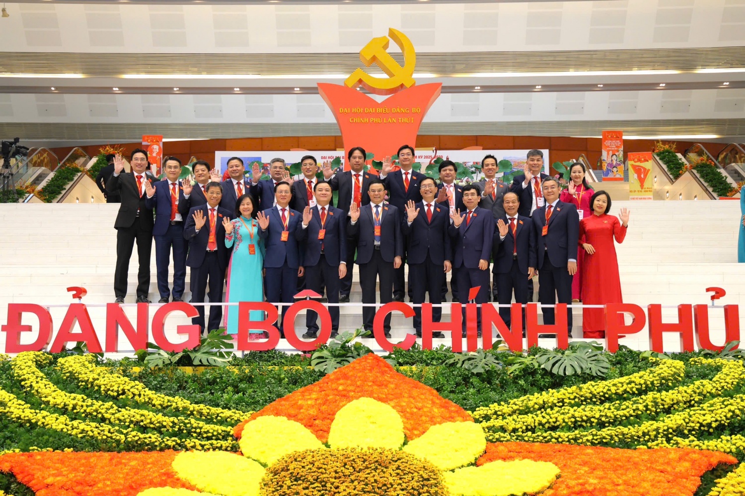 Đại hội Đảng bộ Chính phủ lần thứ I: Đoàn kết, kỷ cương - Dân chủ, đổi mới - Đột phá, phát triển - Gần dân, vì dân Đại hội Đảng bộ Chính phủ lần thứ I: Đoàn kết, kỷ cương Dân chủ, đổi mới - Đột phá, phát triển - Gần dân, vì dân