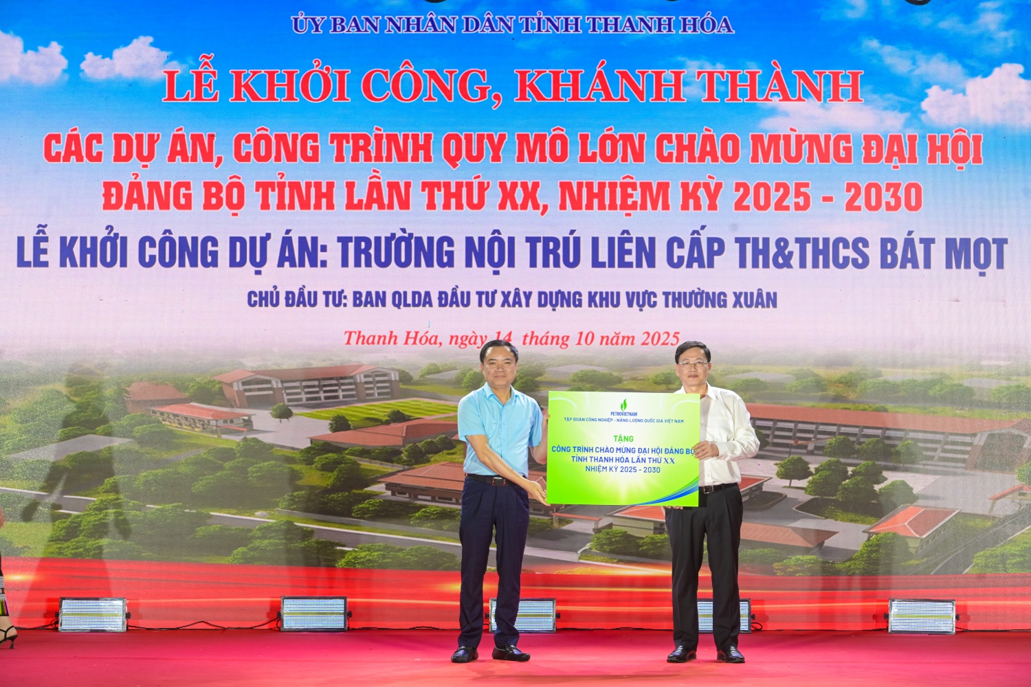 Ông Lê Ngọc Sơn, Tổng Giám đốc Tập đoàn Công nghiệp - Năng lượng Quốc gia Việt Nam lên trao kinh phí tài trợ thực hiện dự án.