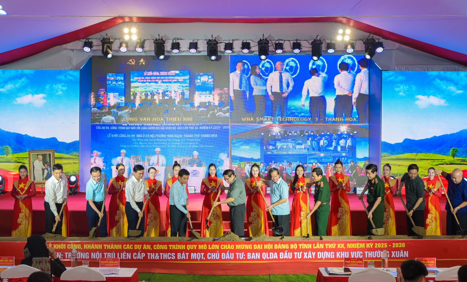 Thủ tướng Phạm Minh Chính và các đại biểu thực hiện nghi thức khởi Trường nội trú liên cấp Tiểu học và Trung học cơ sở Bát Mọt