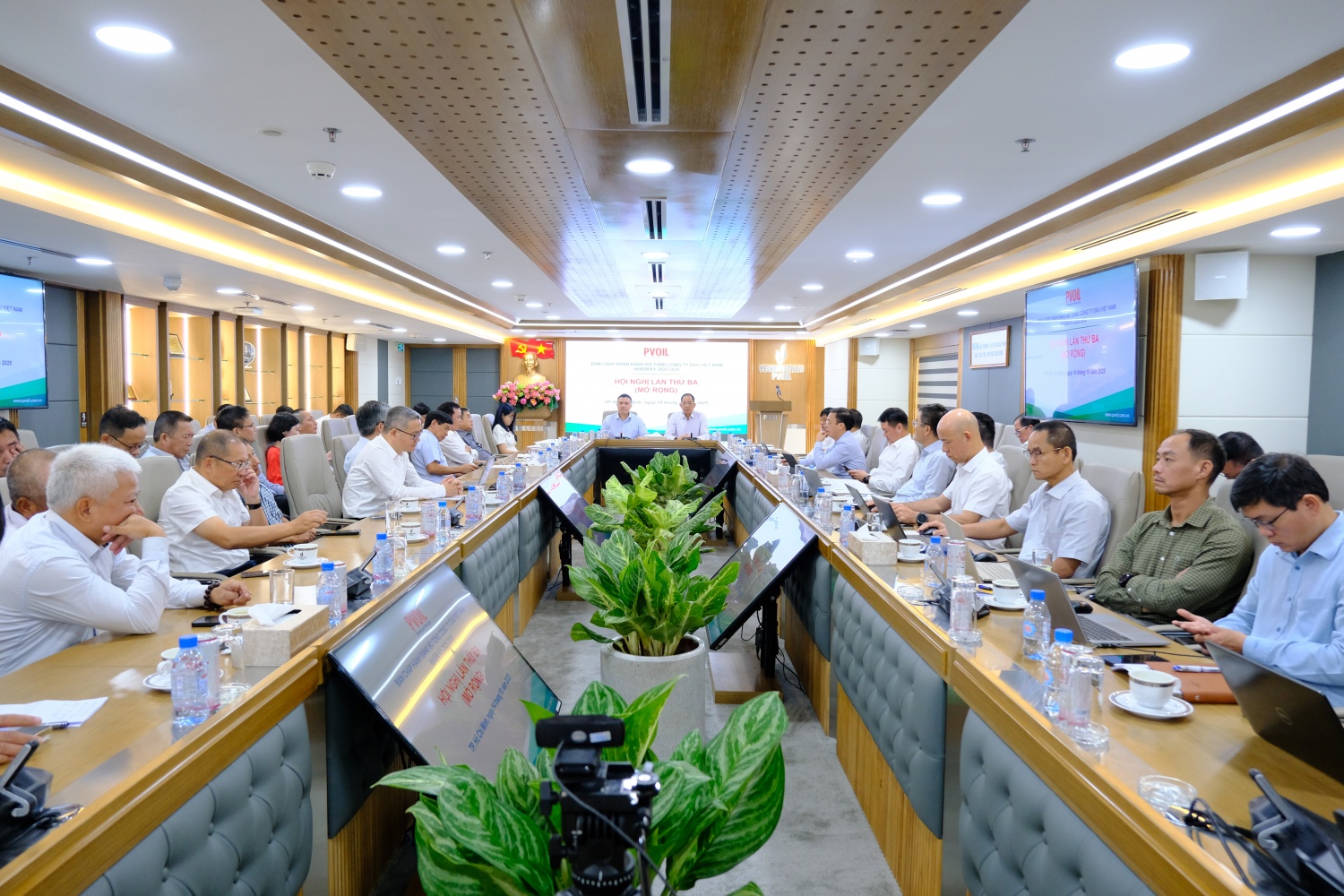 PVOIL tiến gần đến cột mốc doanh thu năm 2025 PVOIL tiến gần đến cột mốc doanh thu năm 2025