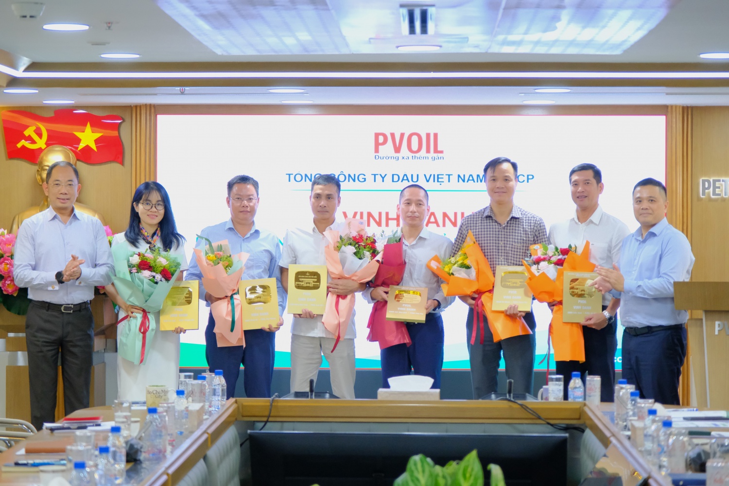 Đ/c Cao Hoài Dương – Bí thư Đảng ủy, Chủ tịch HĐQT Tổng công ty (bên trái) và đ/c Nguyễn Đăng Trình – Phó Bí thư Đảng ủy, Tổng Giám đốc Tổng công ty (bên phải) trao biểu trưng vinh danh cho đại diện các đơn vị có CHXD tiêu biểu Đ/c Cao Hoài Dương – Bí thư Đảng ủy, Chủ tịch HĐQT Tổng công ty (bên trái) và đ/c Nguyễn Đăng Trình – Phó Bí thư Đảng ủy, Tổng Giám đốc Tổng công ty (bên phải) trao biểu trưng vinh danh cho đại diện các đơn vị có CHXD tiêu biểu