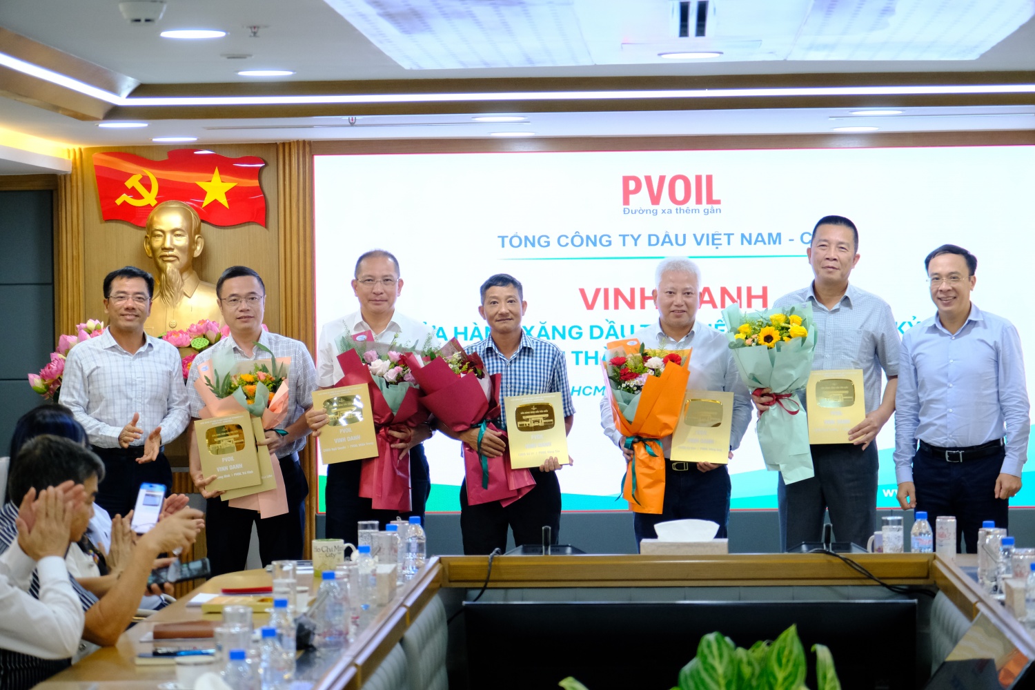 Đ/c Lê Văn Nghĩa – Thành viên HĐQT Tổng công ty (bên trái) và đ/c Hoàng Đình Tùng – UVBTV Đảng ủy, Phó Tổng Giám đốc Tổng công ty (bên phải) trao biểu trưng vinh danh cho đại diện các đơn vị có CHXD tiêu biểu Đ/c Lê Văn Nghĩa – Thành viên HĐQT Tổng công ty (bên trái) và đ/c Hoàng Đình Tùng – UVBTV Đảng ủy, Phó Tổng Giám đốc Tổng công ty (bên phải) trao biểu trưng vinh danh cho đại diện các đơn vị có CHXD tiêu biểu