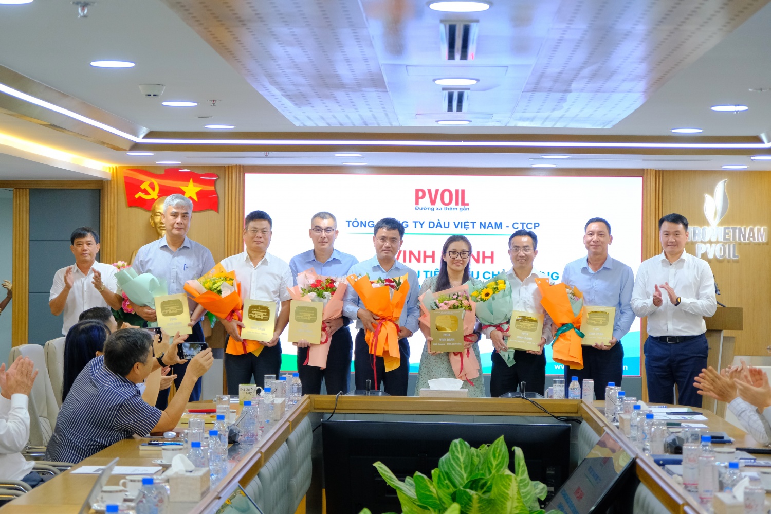 Đ/c Nguyễn Mậu Dũng – Thành viên HĐQT Tổng công ty (bên trái) và đ/c Lê Trung Hưng – UVBTV Đảng ủy, Phó Tổng Giám đốc Tổng công ty (bên phải) trao biểu trưng vinh danh cho đại diện các đơn vị có CHXD tiêu biểu Đ/c Nguyễn Mậu Dũng – Thành viên HĐQT Tổng công ty (bên trái) và đ/c Lê Trung Hưng – UVBTV Đảng ủy, Phó Tổng Giám đốc Tổng công ty (bên phải) trao biểu trưng vinh danh cho đại diện các đơn vị có CHXD tiêu biểu