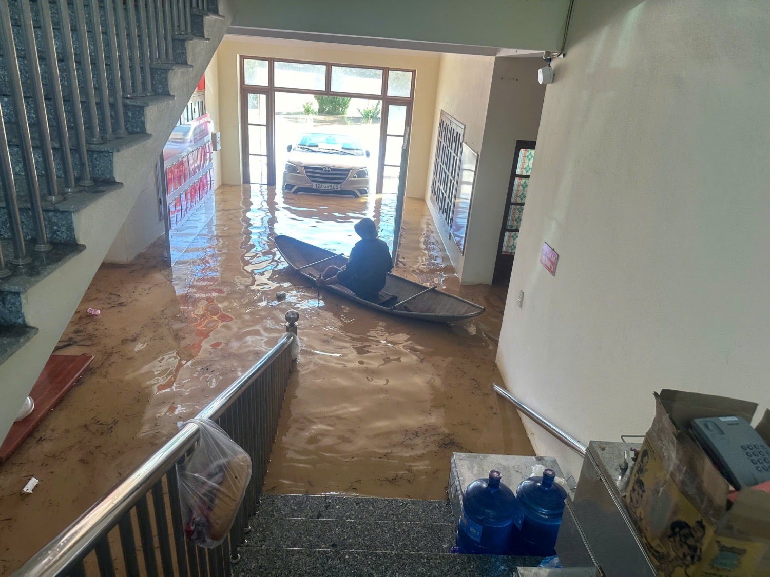 [Chùm ảnh] Petrovietnam thăm hỏi, hỗ trợ các tỉnh Bắc Ninh và Lạng Sơn khắc phục hậu quả bão số 11