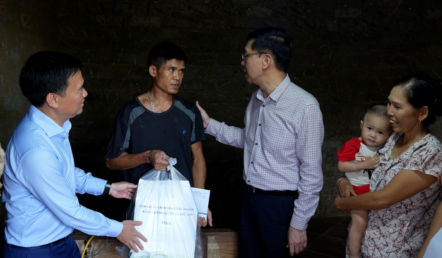 [CHÙM ẢNH] Petrovietnam thăm hỏi, hỗ trợ các tỉnh Bắc Ninh và Lạng Sơn khắc phục hậu quả bão số 11