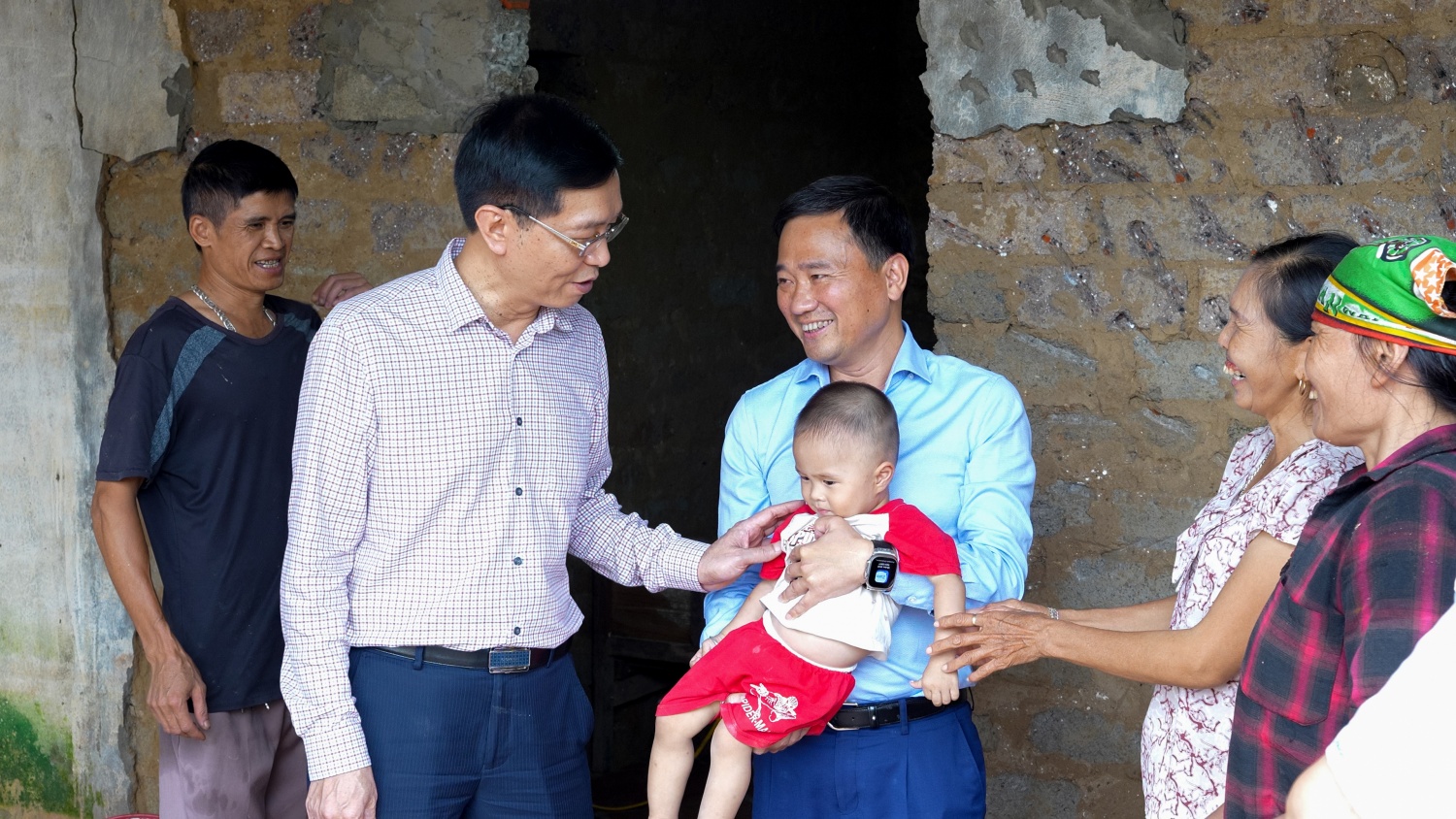 [CHÙM ẢNH] Petrovietnam thăm hỏi, hỗ trợ các tỉnh Bắc Ninh và Lạng Sơn khắc phục hậu quả bão số 11