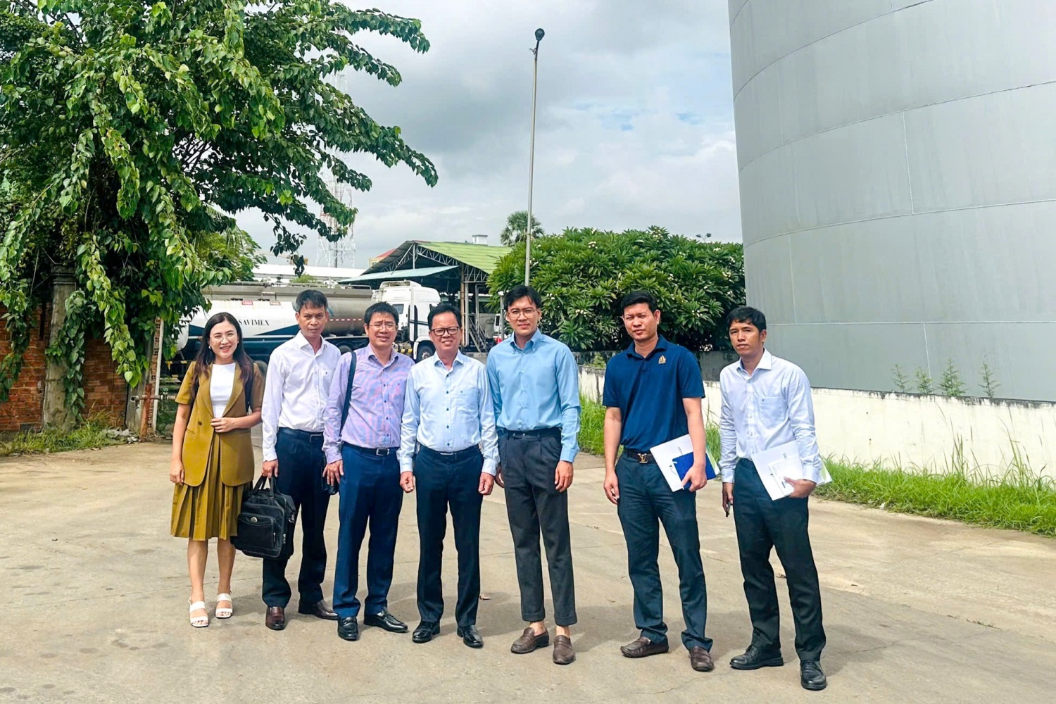 Đoàn công tác BSR tham quan thực tế tại bồn bể chứa sản phẩm của công ty Savimex. Đoàn công tác BSR tham quan thực tế tại bồn bể chứa sản phẩm của công ty Savimex.