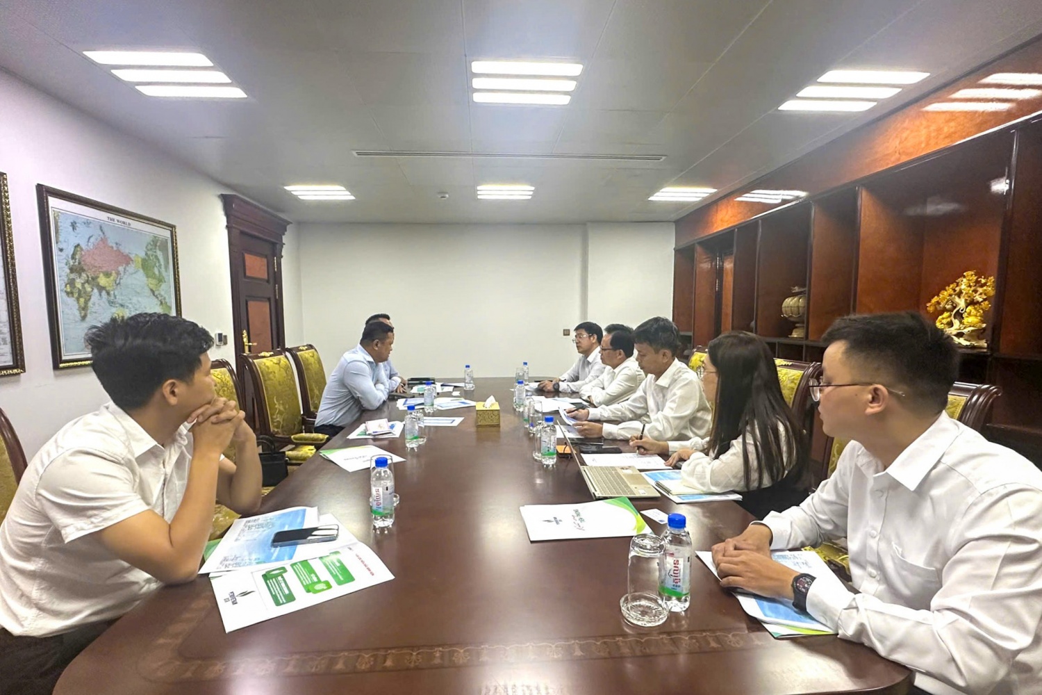 Đoàn công tác BSR làm việc với công ty Kampuchea Tela Đoàn công tác BSR làm việc với công ty Kampuchea Tela