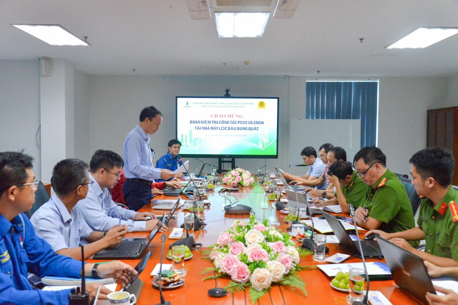 Trưởng Ban ATMT Nguyễn Quang Hưng báo cáo về công tác Phòng cháy chữa cháy tại buổi làm việc với Công an tỉnh Quảng Ngãi