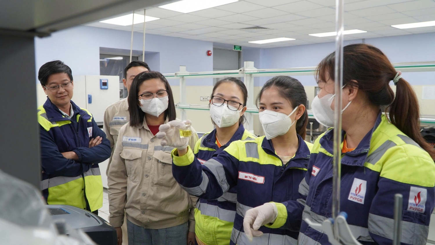 Những bóng hồng thầm lặng giữ 