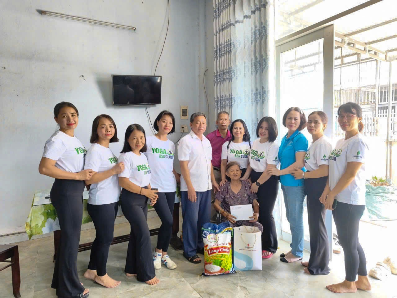 Các thành viên CLB Yoga BSR thăm hỏi, tặng quà bà Lê Thị Phương Mai (78 tuổi, phường Nghĩa Lộ, tỉnh Quảng Ngãi) – sống đơn thân, không chồng, không nơi nương tựa.