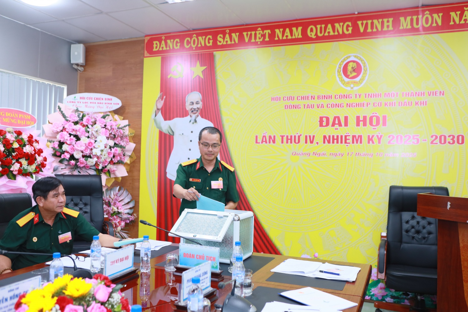 Các hội viên Hội CCB PVSM bỏ phiếu bầu Ban Chấp hành Hội CCB đơn vị nhiệm kỳ 2025 – 2030.