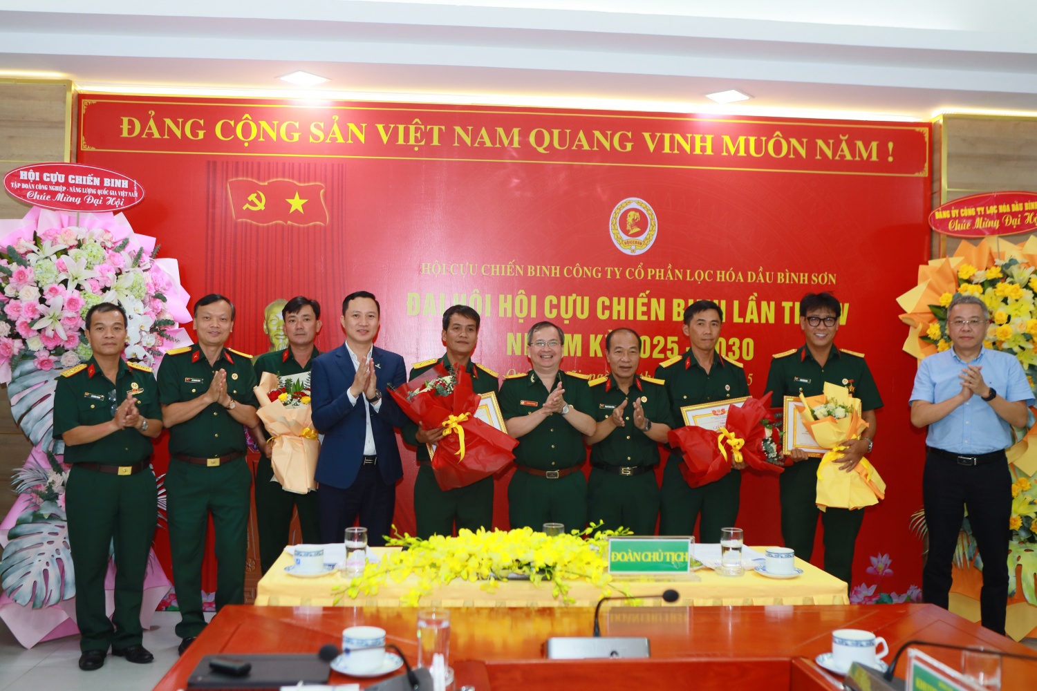 Đại diện Hội CCB Petrovietnam và BSR trao tặng bằng khen cho các hội viên có những đóng góp tích cực của Hội CCB BSR giai đoạn 2022 – 2025. Đại diện Hội CCB Petrovietnam và BSR trao tặng bằng khen cho các hội viên có những đóng góp tích cực của Hội CCB BSR giai đoạn 2022 – 2025.