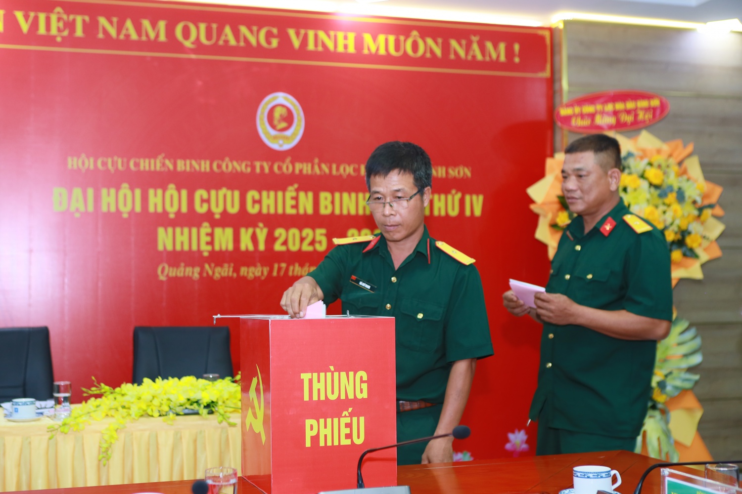 Các hội viên Hội CCB BSR bỏ phiếu bầu Ban Chấp hành Hội CCB BSR trong nhiệm kỳ mới. Các hội viên Hội CCB BSR bỏ phiếu bầu Ban Chấp hành Hội CCB BSR trong nhiệm kỳ mới.