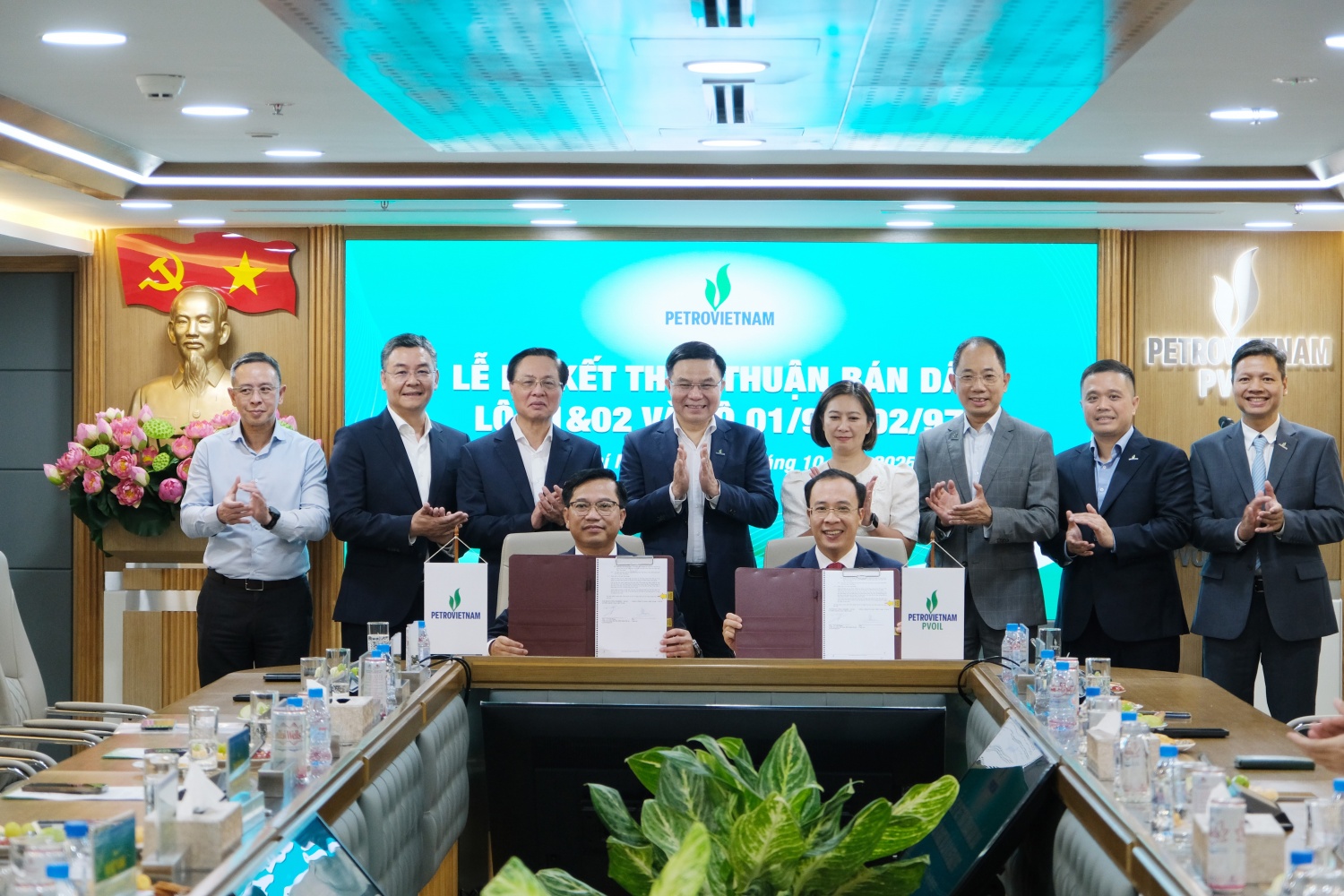 Lãnh đạo Tập đoàn chứng kiến nghi thức ký kết Thỏa thuận bán dầu Dự án Lô 01/97&02/97 Lãnh đạo Tập đoàn chứng kiến nghi thức ký kết Thỏa thuận bán dầu Dự án Lô 01/97&02/97