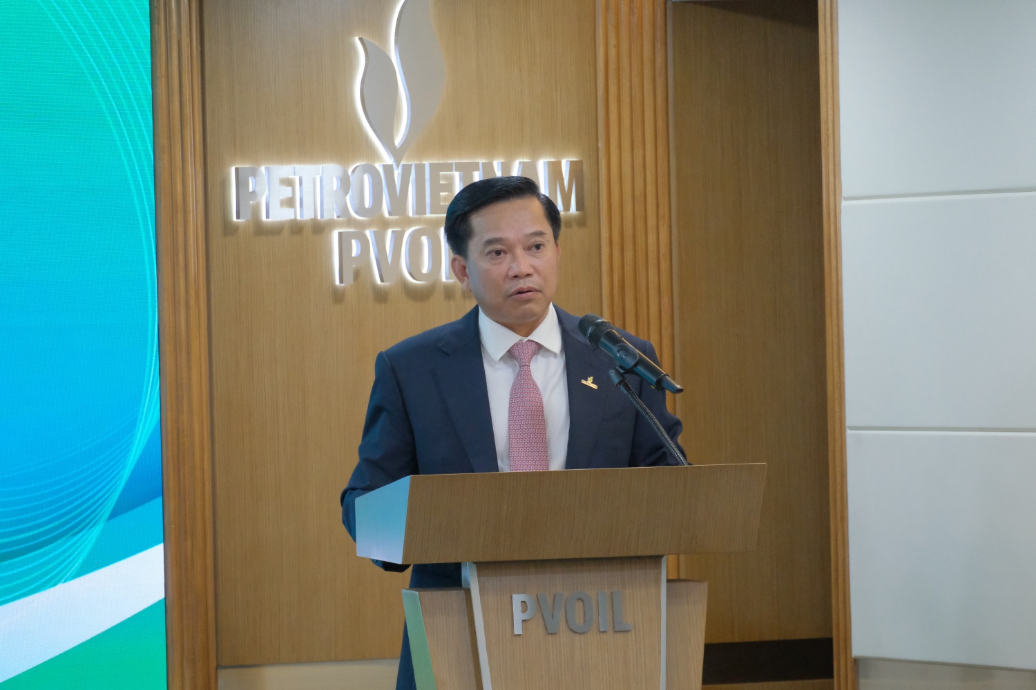 Vũ Việt Hưng – Giám đốc Ban điều hành Dự án Lô 01/97&02/97 cũng đánh giá cao sự chuyên nghiệp và hợp tác chặt chẽ của PVOIL đối với Ban điều hành Dự án. Vũ Việt Hưng – Giám đốc Ban điều hành Dự án Lô 01/97&02/97 cũng đánh giá cao sự chuyên nghiệp và hợp tác chặt chẽ của PVOIL đối với Ban điều hành Dự án.