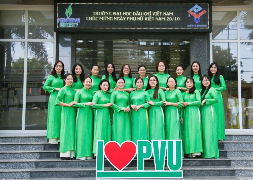 PVU rộn ràng “Tuần lễ áo dài” chào mừng Ngày Phụ nữ Việt Nam 20/10