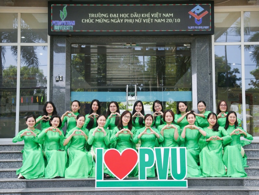 PVU rộn ràng “Tuần lễ áo dài” chào mừng Ngày Phụ nữ Việt Nam 20/10