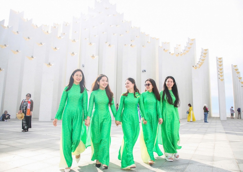 PVU rộn ràng “Tuần lễ áo dài” chào mừng Ngày Phụ nữ Việt Nam 20/10