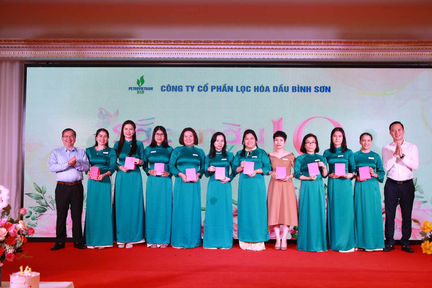 Đại diện Ban lãnh đạo BSR trao quà cho các nữ CBCNV may mắn tại chương trình nhằm lan tỏa tinh thần gắn kết và yêu thương trong tập thể BSR. Đại diện Ban lãnh đạo BSR trao quà cho các nữ CBCNV may mắn tại chương trình nhằm lan tỏa tinh thần gắn kết và yêu thương trong tập thể BSR.