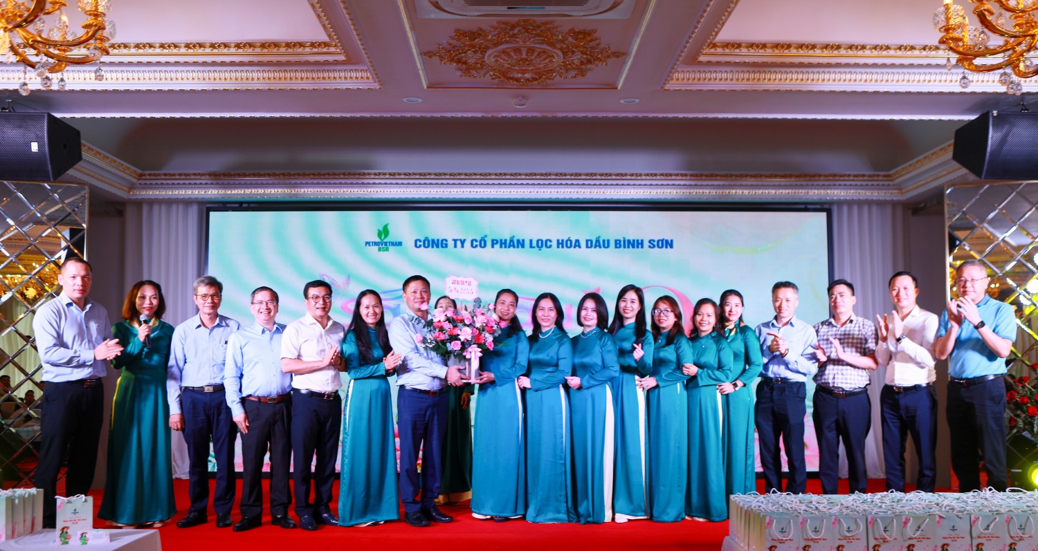 Đảng ủy, Hội đồng Quản trị, Ban Tổng Giám đốc BSR tặng hoa tri ân nhân Ngày Phụ nữ Việt Nam 20/10 cho đại diện hơn 200 nữ CBCNV của BSR. Đảng ủy, Hội đồng Quản trị, Ban Tổng Giám đốc BSR tặng hoa tri ân nhân Ngày Phụ nữ Việt Nam 20/10 cho đại diện hơn 200 nữ CBCNV của BSR.