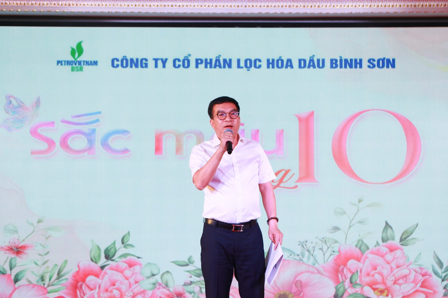 Với những đóng góp trong suốt hành trình phát triển của BSR, ông Nguyễn Việt Thắng – Phó Bí thư Đảng ủy, Tổng Giám đốc BSR đã ghi nhận và biểu dương những đóng góp của toàn thể chị em phụ nữ BSR. Tổng Giám đốc BSR phát biểu: “Thay mặt cho hơn 1300 anh em trong Công ty gửi tới hơn 200 chị em phụ nữ những lời chúc tốt đẹp nhất. Dù ở thời khắc vui vẻ này, vẫn còn những chị em đang miệt mài trong ca làm việc hoặc đang bận rộn, họ thực sự đáng trân trọng. Xin chúc toàn thể chị em phụ nữ luôn vui vẻ, Với những đóng góp trong suốt hành trình phát triển của BSR, ông Nguyễn Việt Thắng – Phó Bí thư Đảng ủy, Tổng Giám đốc BSR đã ghi nhận và biểu dương những đóng góp của toàn thể chị em phụ nữ BSR. Tổng Giám đốc BSR phát biểu: “Thay mặt cho hơn 1300 anh em