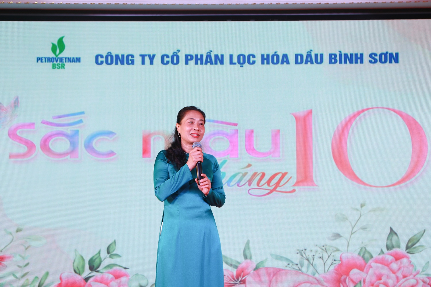 Bà Trần Thị Lụa – Trưởng ban Tuyên giáo và Nữ công BSR cho biết, các CBCNV nữ BSR bên cạnh việc đảm bảo công việc còn tích cực tham gia các phong trào, hoạt động của công ty. Nhiều chị em phụ nữ đã đạt được các giải thưởng, thành tích trong các cuộc thi, nghiên cứu khoa học cấp công ty, cấp tỉnh, quốc gia và quốc tế. Song song đó, con của các nhân viên nữ cũng có nhiều thành tích học tập đáng kể, với nhiều em đạt danh hiệu học sinh giỏi, thủ khoa, á khoa. “Thay mặt cho các chị em phụ nữ BSR, tôi Bà Trần Thị Lụa – Trưởng ban Tuyên giáo và Nữ công BSR cho biết, các CBCNV nữ BSR bên cạnh việc đảm bảo công việc còn tích cực tham gia các phong trào, hoạt động của công ty. Nhiều chị em phụ nữ đã đạt được các giải thưởng, thành tích trong các cuộc thi,