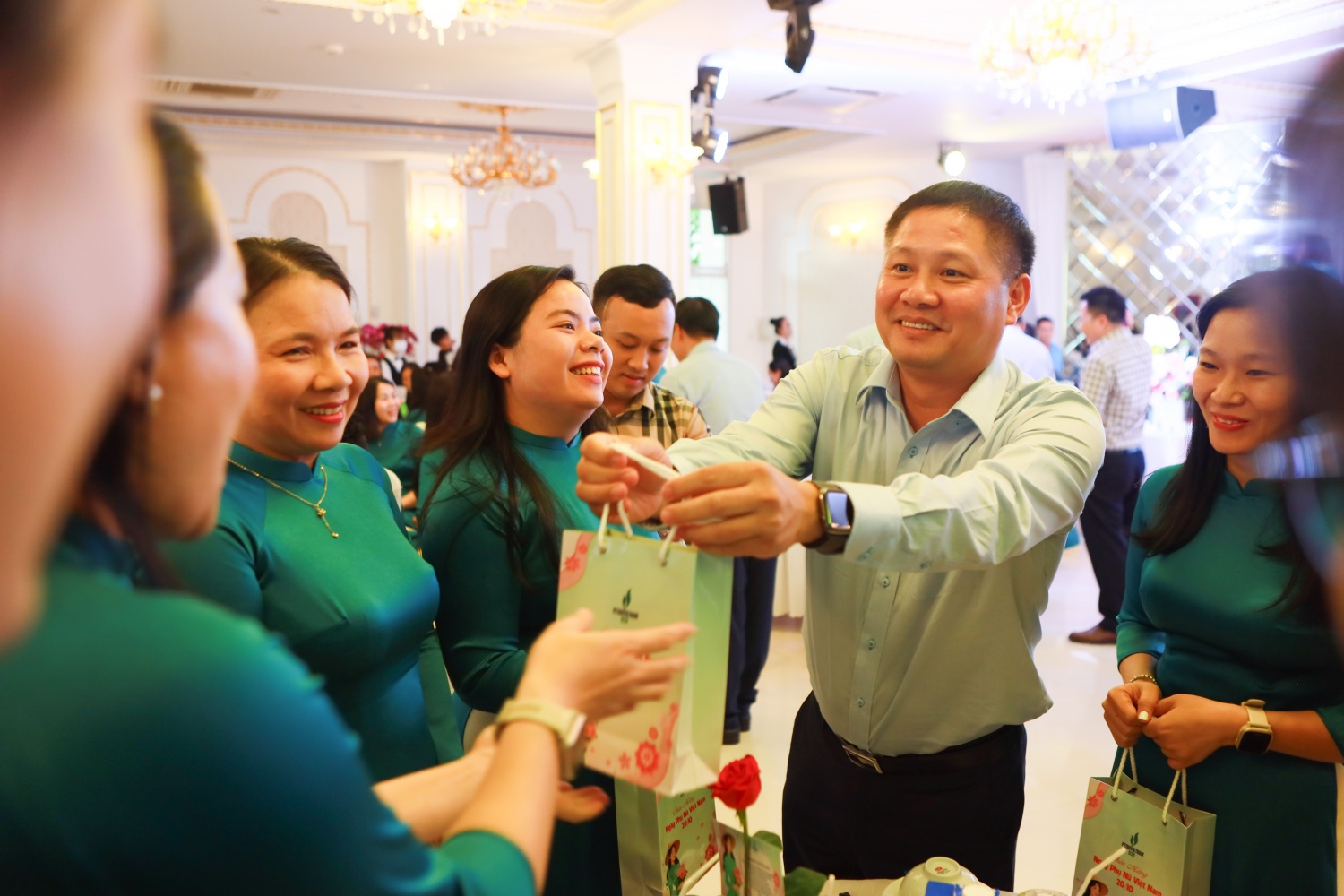 Chủ tịch HĐQT BSR Bùi Ngọc Dương trao tặng những phần quà ý nghĩa đến các nữ CBCNV, gửi gắm tình cảm và lời chúc tốt đẹp nhân ngày 20/10. Chủ tịch HĐQT BSR Bùi Ngọc Dương trao tặng những phần quà ý nghĩa đến các nữ CBCNV, gửi gắm tình cảm và lời chúc tốt đẹp nhân ngày 20/10.