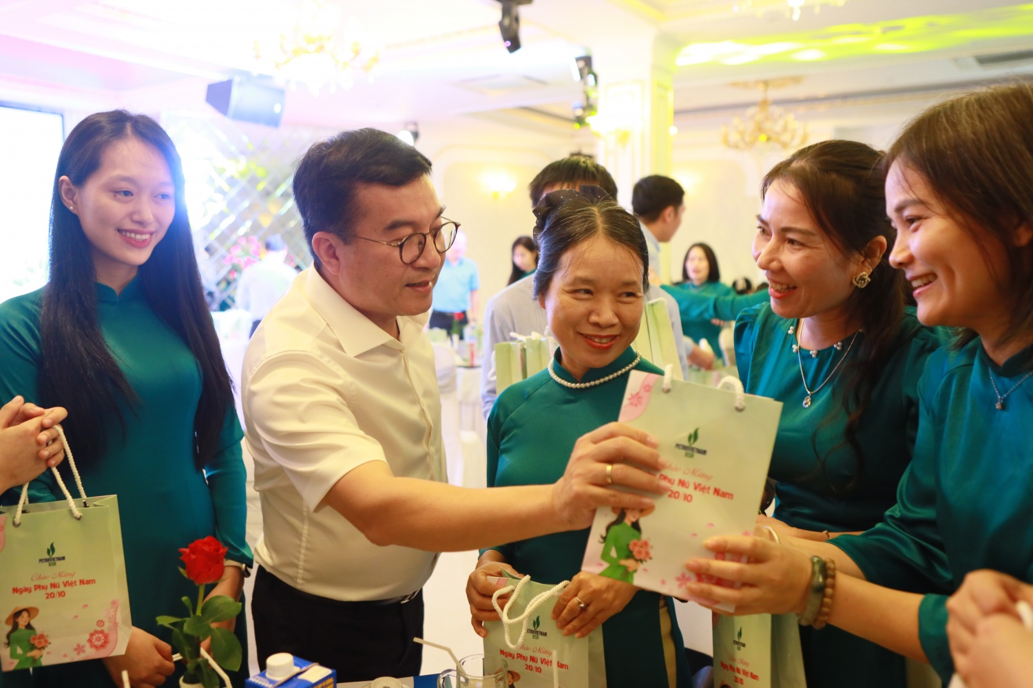 Tổng Giám đốc Nguyễn Việt Thắng ân cần trao các phần quà và gửi lời chúc mừng đến các nữ CBCNV BSR – những người “giữ lửa” trong đại gia đình BSR. Tổng Giám đốc Nguyễn Việt Thắng ân cần trao các phần quà và gửi lời chúc mừng đến các nữ CBCNV BSR – những người “giữ lửa” trong đại gia đình BSR.