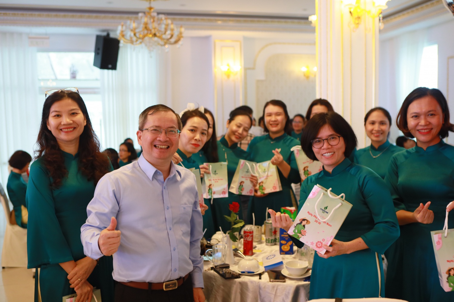 Ông Khương Lê Thành – Phó Bí thư Thường trực Đảng ủy, Thành viên HĐQT BSR trao tặng quà cho các nữ CBCNV, thể hiện sự quan tâm và trân trọng đối với lực lượng lao động nữ của Công ty. Ông Khương Lê Thành – Phó Bí thư Thường trực Đảng ủy, Thành viên HĐQT BSR trao tặng quà cho các nữ CBCNV, thể hiện sự quan tâm và trân trọng đối với lực lượng lao động nữ của Công ty.