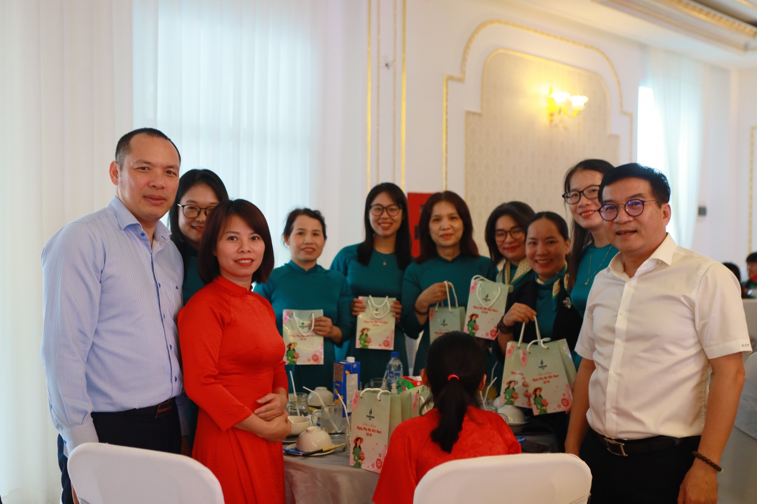 Ban Lãnh đạo BSR cùng chia vui, chụp ảnh lưu niệm với tập thể nữ CBCNV trong không khí thân mật, ấm áp của Ngày Phụ nữ Việt Nam. Ban Lãnh đạo BSR cùng chia vui, chụp ảnh lưu niệm với tập thể nữ CBCNV trong không khí thân mật, ấm áp của Ngày Phụ nữ Việt Nam.