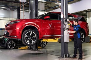 VinFast hỗ trợ khách hàng miền Bắc và miền Trung sửa chữa xe hư hỏng do mưa lũ