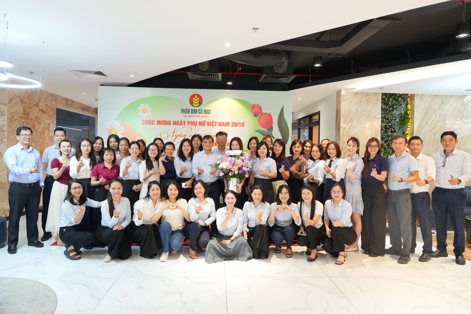 Ban lãnh đạo PVCFC tri ân nữ cbcnv nhân ngày Phụ nữ Việt Nam 20/10 PVCFC tri ân nữ CBCNV nhân Ngày Phụ nữ Việt Nam 20/10