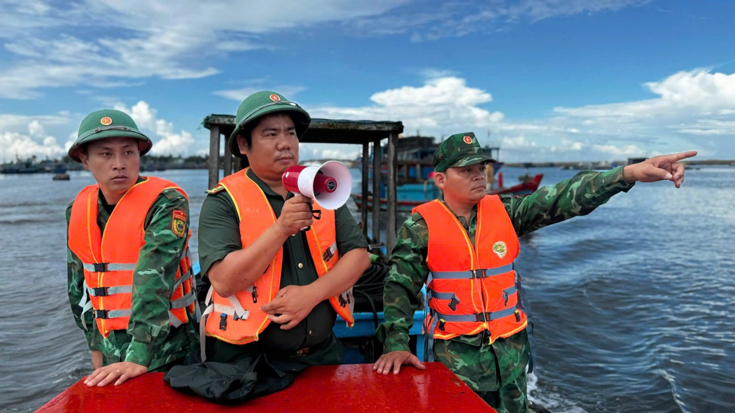 Lực lượng chức năng tuần tra, kiểm soát và kêu gọi người dân đưa thuyền vào bờ để tránh, trú bão.