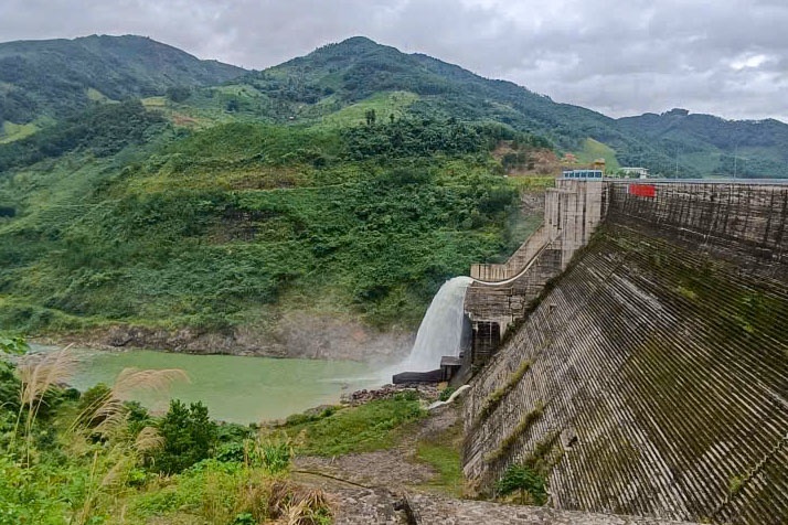 Hồ Thuỷ điện Đakđrinh hiện đang xả tràn để đưa mực nước hồ về mực nước đón lũ thấp nhất là 400m.