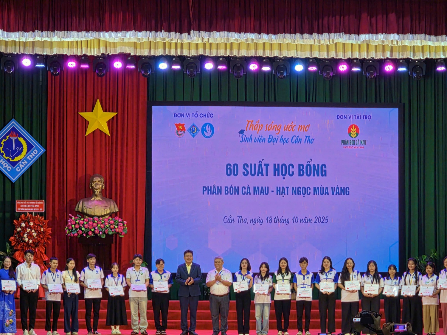 Phân bón Cà Mau tiếp tục “Thắp sáng ước mơ” cho sinh viên Trường Đại học Cần Thơ Phân bón Cà Mau tiếp tục “Thắp sáng ước mơ” cho sinh viên Trường Đại học Cần Thơ