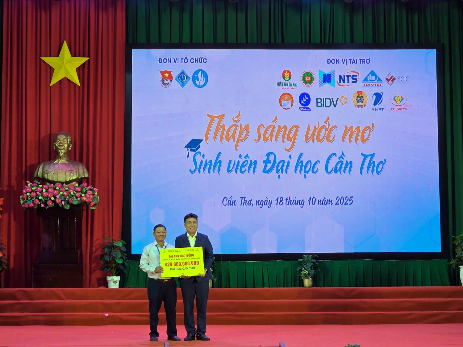 Phân bón Cà Mau tiếp tục “Thắp sáng ước mơ” cho sinh viên Trường Đại học Cần Thơ Phân bón Cà Mau tiếp tục “Thắp sáng ước mơ” cho sinh viên Trường Đại học Cần Thơ