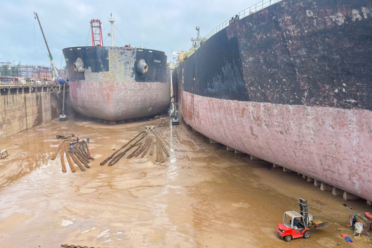 ock sửa chữa PVSM hiện đang có 2 tàu được thực hiện bảo dưỡng, sửa chữa. Đơn vị sẽ căn cứ theo tình hình thực tế để triển khai các công việc phù hợp, đảm bảo vừa chống bão an toàn, vừa duy trì nhịp độ sản xuất kinh doanh.