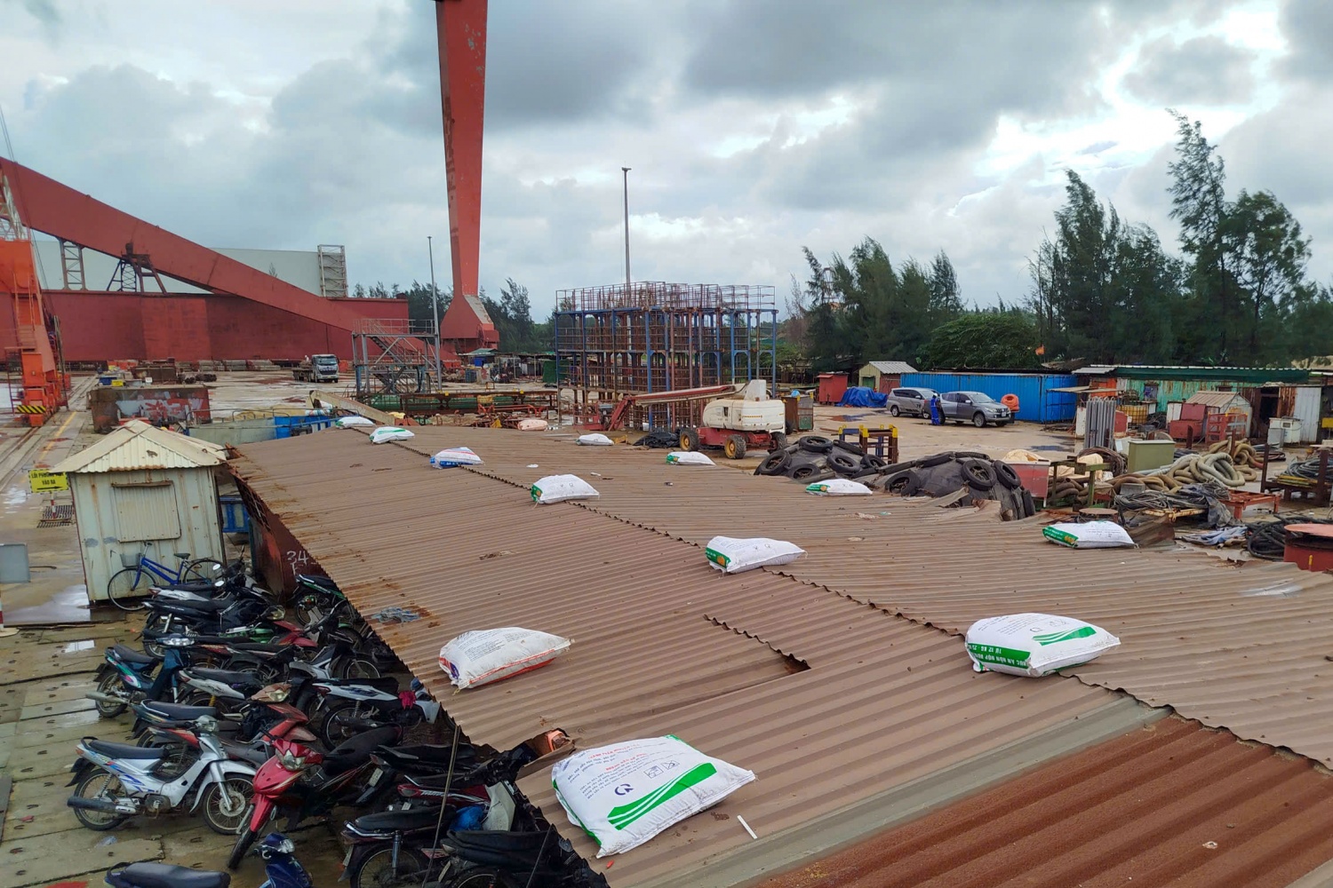 Các khu vực xung yếu đã được PVSM thực hiện chằng chống bằng bao cát.