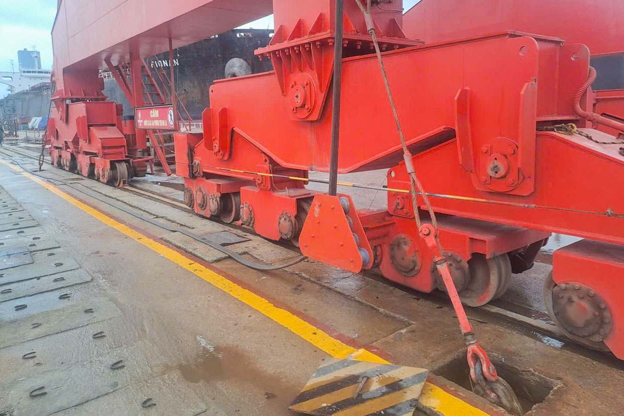 Cẩu trục 350 tấn được neo vào các vị trí cố định, giúp chống chịu ảnh hưởng do bão số 12 gây ra.