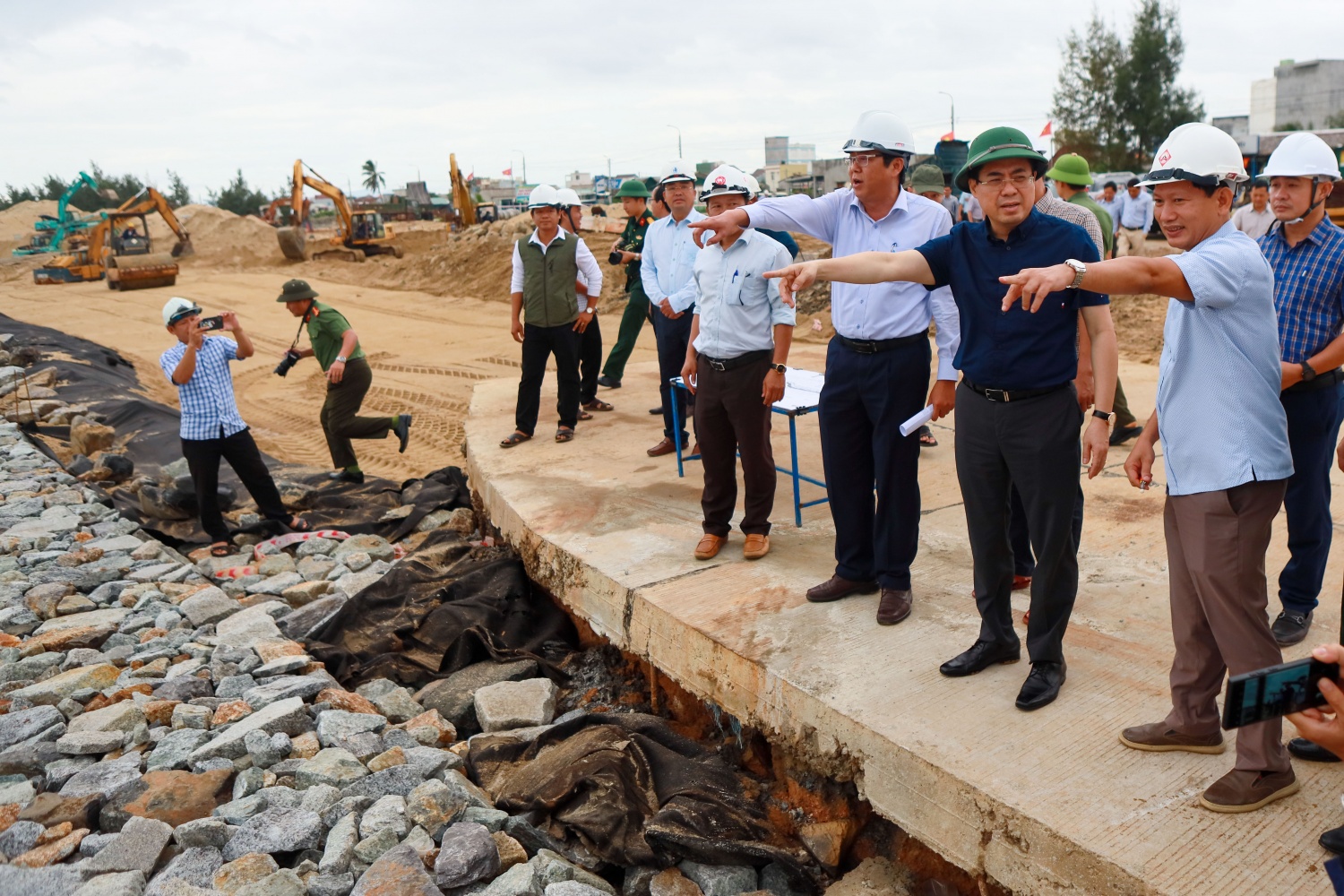 Chủ tịch UBND tỉnh Quảng Ngãi kiểm tra công trình đê chắn sóng, chỉ đạo ứng phó bão số 12